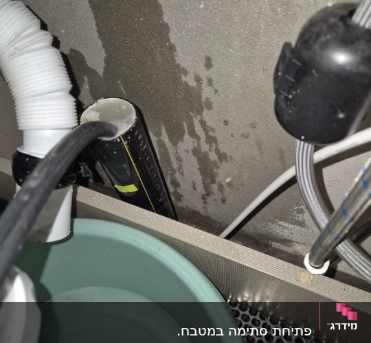 צינור פלסטיק לבן ודלי מים ירוק